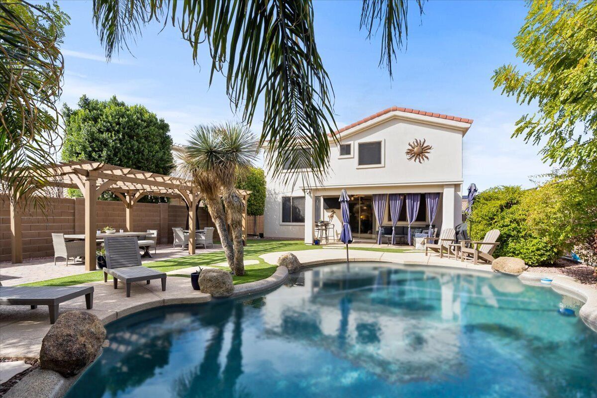 Resort like backyard close to Wigwam, Westgate, Baseball, Nascar, NFL and more!