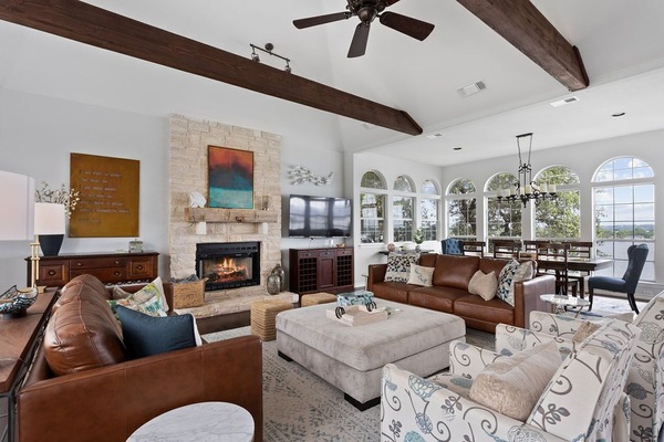 Smart TV, fireplace