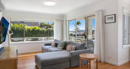 MOON GLOW| Views, Short walk to beach | Accom Holidays