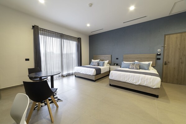 Suite – superior (Queen) | Sengetøy av topp kvalitet, skrivebord og skrivebord for bærbar PC