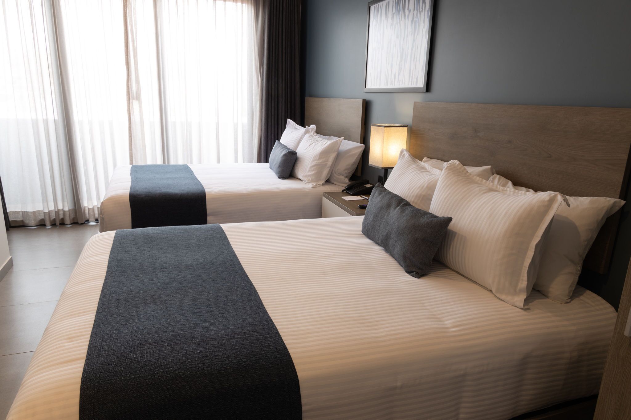 Deluxe tweepersoonskamer, 2 tweepersoonsbedden, uitzicht op de stad | Luxe beddengoed, een bureau, een laptopwerkplek