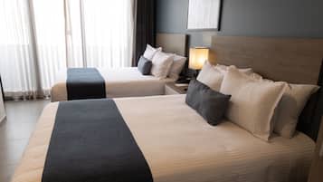 Deluxe tweepersoonskamer, 2 tweepersoonsbedden, uitzicht op de stad | Luxe beddengoed, een bureau, een laptopwerkplek