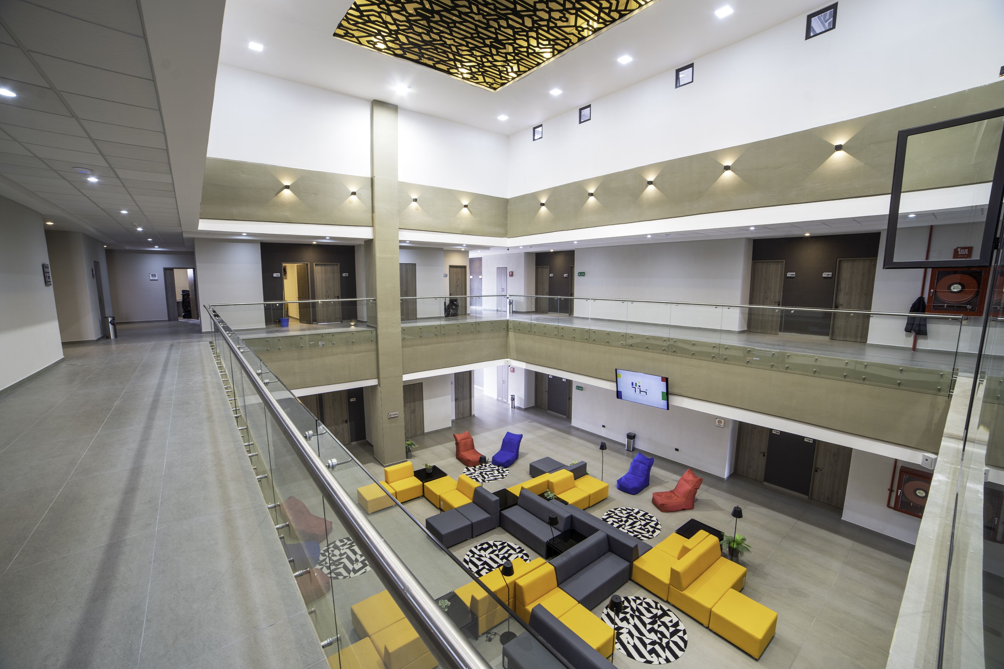 43-inch smart tv with cable channels, tv, netflix