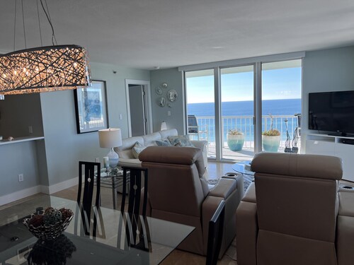 Luxurious 15th Floor Penthouse, Water Views -15B