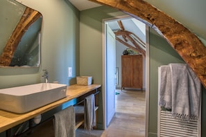 Baignoire, séchoir à cheveux, serviettes fournies, savon