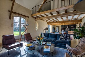 Cheminée, table de tennis de table, livres