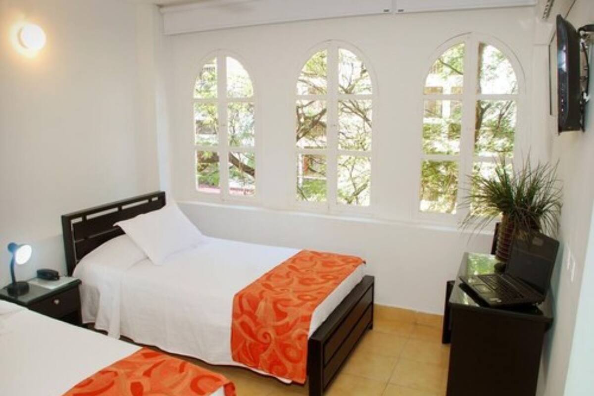 Caja fuerte, escritorio, wifi gratis y ropa de cama