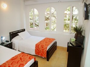 In-room safe, desk, free WiFi, bed sheets - Hotel Edmar (Santa Marta)