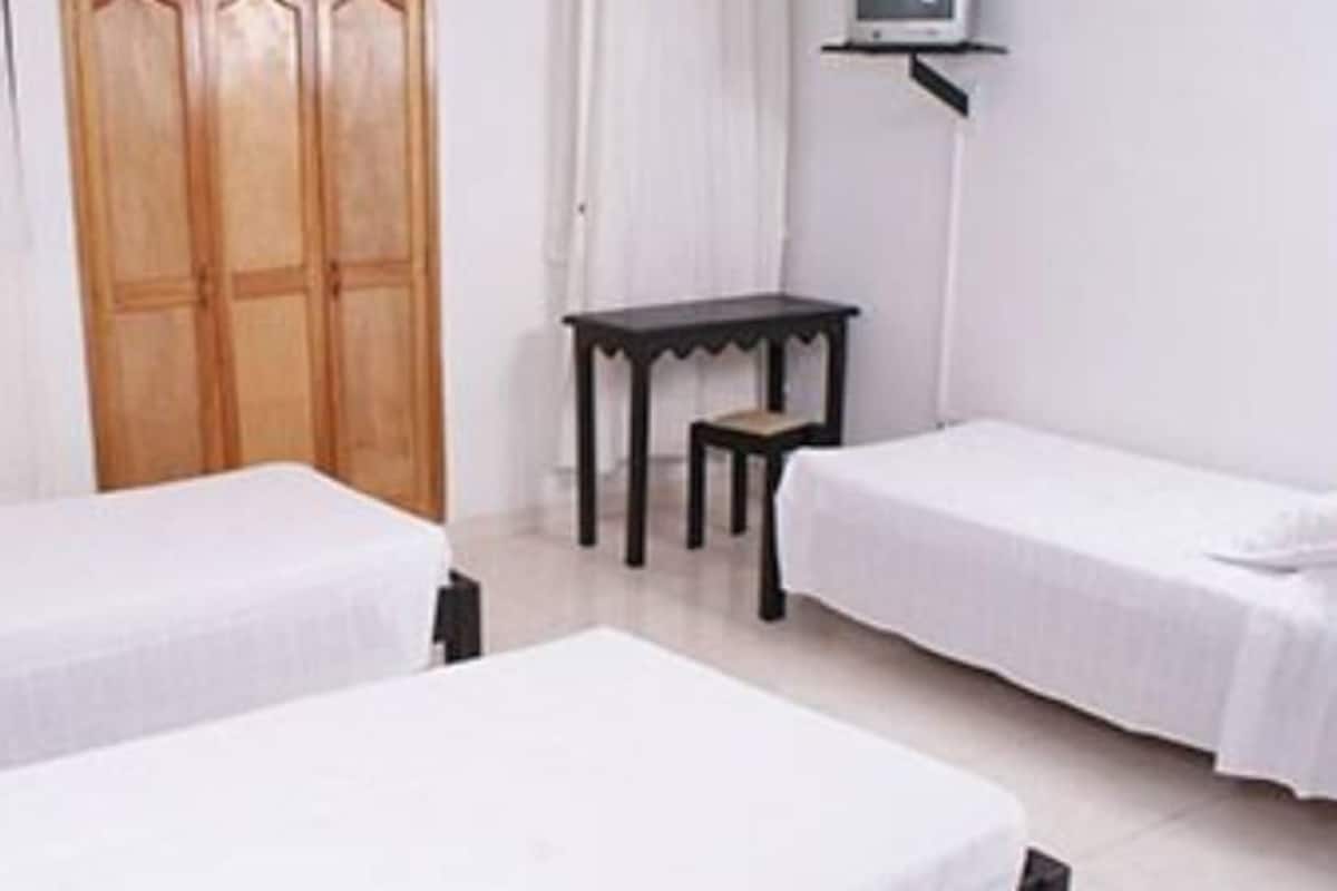 Caja fuerte, escritorio, wifi gratis y ropa de cama