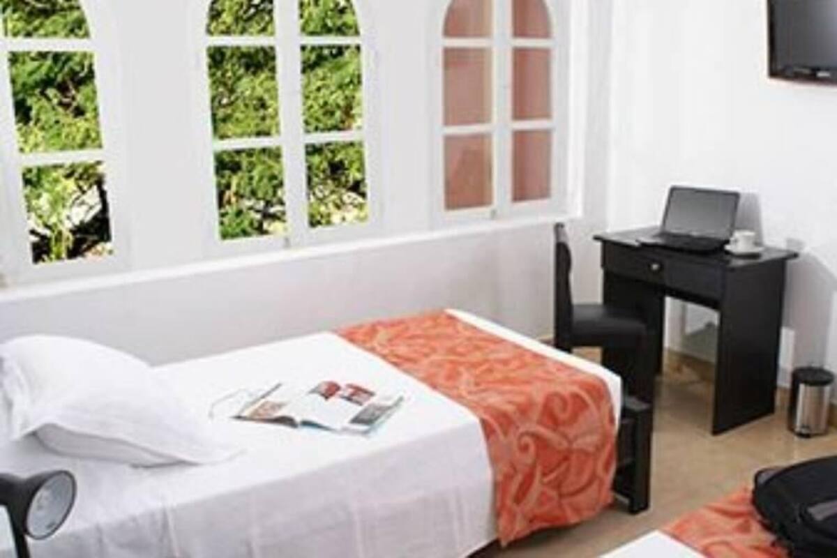 Caja fuerte, escritorio, wifi gratis y ropa de cama