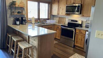 Frigorífico, microondas, horno y placa de cocina