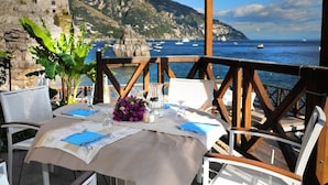 A table set for dining with a view of the sea and mountains. - Villa Blumarine - Private villa with pool and sea views (Positano)
