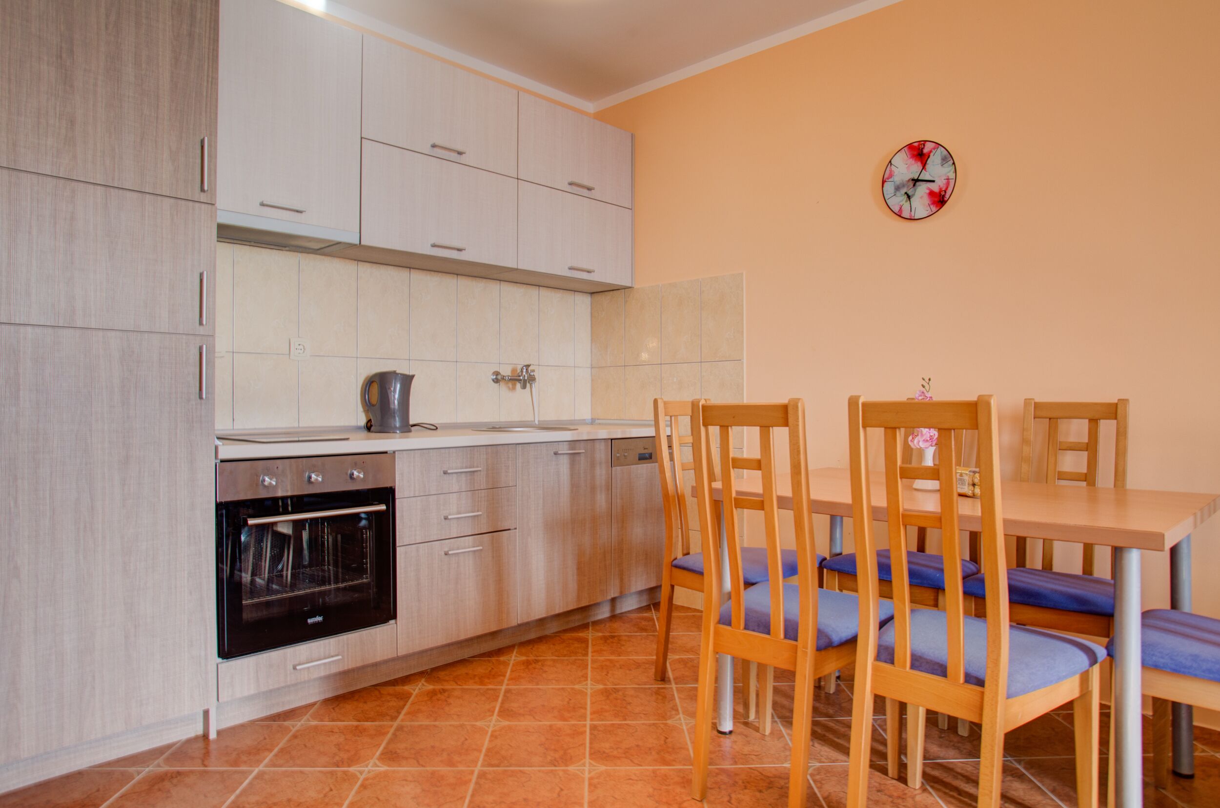 Frigorifero, forno, piano cottura, lavastoviglie