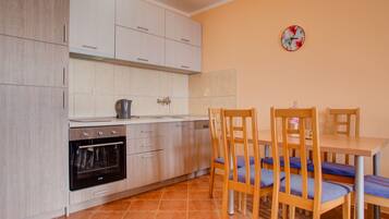 Frigorifero, forno, piano cottura, lavastoviglie