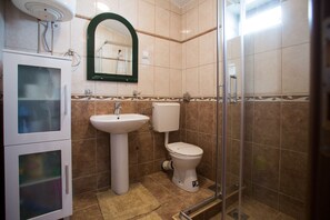 Baignoire, sèche-cheveux, serviettes fournies, savon