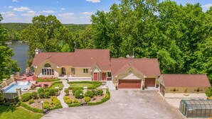 A large house with a swimming pool, a garage, and a well-maintained garden. - Yellowhammer Hill - Amenities galore! Near Cullman (Cullman)