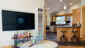 智能电视、桌上足球、书、电脑显示器