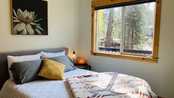 1 chambre, bureau, fer et planche à repasser, lit parapluie