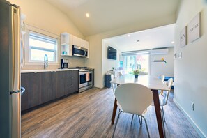 Fridge, microwave, oven, stovetop - Cottage 21: Charming Bungalow Steps from the Lake (Wainfleet)