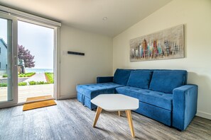 Smart TV, books - Cottage 21: Charming Bungalow Steps from the Lake (Wainfleet)