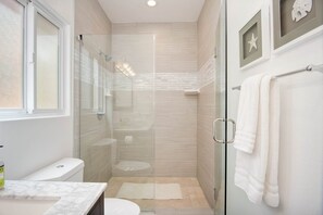 Combined shower/bathtub, hair dryer, towels, soap - Lucy's Beach House, (Oceanside)
