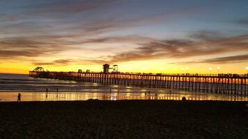 Beach nearby, sun loungers, beach towels