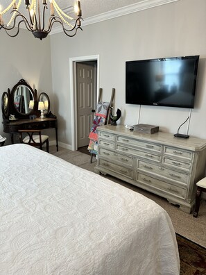4 bedrooms, desk, iron/ironing board, travel cot - Private Oasis-Heated Pool-Sleeps 10-Fresh Eggs & Top Amenities-Pet friendly-cozy (St. Augustine)