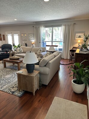 Smart TV, videojuegos, reproductor de DVD, libros