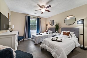 3 bedrooms, in-room safe, desk, iron/ironing board