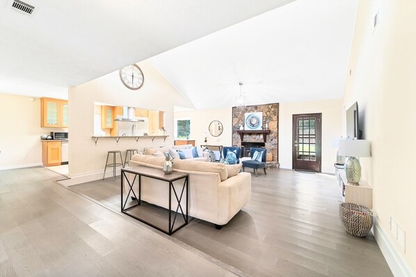 TV connectée, cheminée, chaîne hi-fi, espaces bureaux