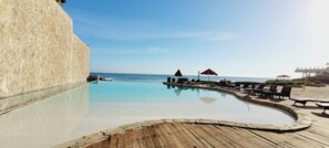 Utendørsbasseng og et oppvarmet basseng