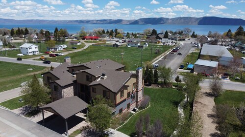 The Seasons - Cisco (Unit E). Large 2 bdrm, 2.5 bath condo in the heart of Garden City!