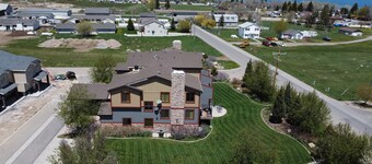The Seasons - Cisco (Unit E). Large 2 bdrm, 2.5 bath condo in the heart of Garden City!