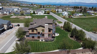 The Seasons - Cisco (Unit E). Large 2 bdrm, 2.5 bath condo in the heart of Garden City!