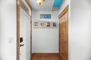 Interior - The Seasons - Cisco (Unit E). Large 2 bdrm, 2.5 bath condo in the heart of Garden City! (Garden City)