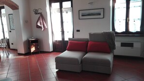 Televisión, chimenea y libros 