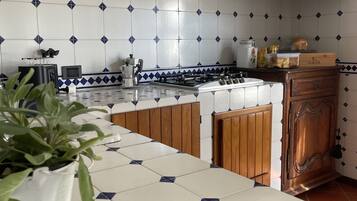 Kühlschrank, Mikrowelle, Herdplatte, Geschirrspüler