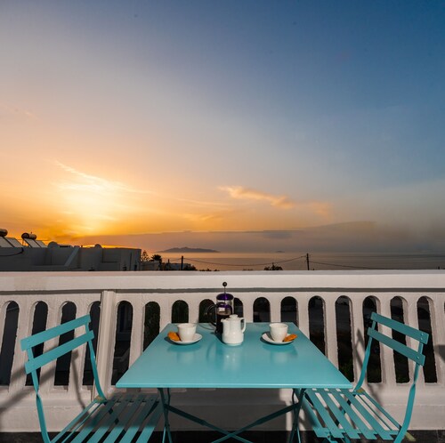 Aislin House: Where Beachfront Bliss Meets Santorini Charm!