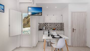 Kühlschrank, Mikrowelle, Herdplatte, Wasserkocher