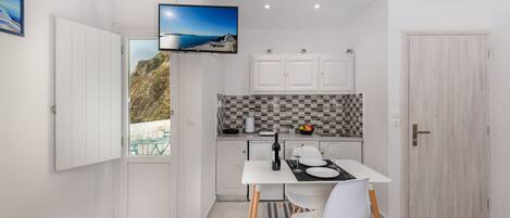 Kjøleskap, mikrobølgeovn, kokeplater og vannkoker