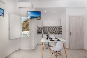 Refrigerador, microondas, parrilla de estufa y tetera eléctrica 