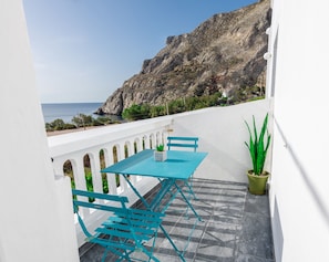Outdoor dining - Aislin House: Where Beachfront Bliss Meets Santorini Charm! (Santorini)
