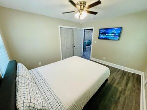 2 bedrooms, in-room safe, desk, iron/ironing board