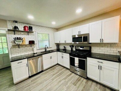 ✶ Cozy 2 Bedroom 1 Bath Entire House ✶
