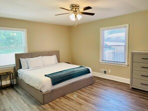 2 bedrooms, in-room safe, desk, iron/ironing board