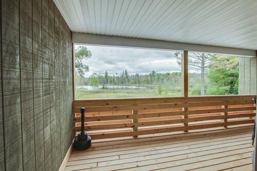 The 4th Overlook Seeps 4, In-between Crystal Mountain and Traverse City! WI-FI 