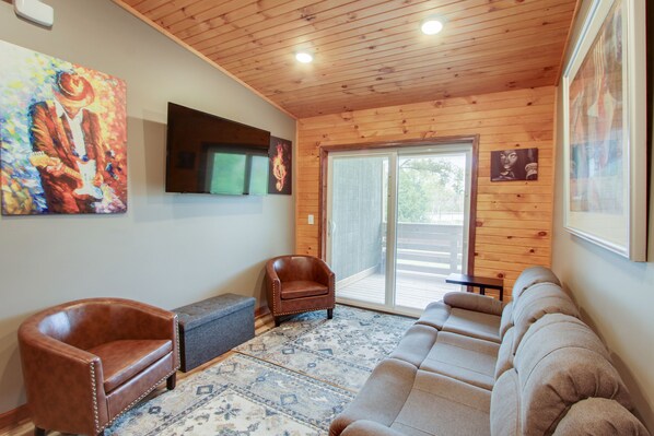 Smart TV, Netflix, streaming services - The 4th Overlook Seeps 4, In-between Crystal Mountain and Traverse City! WI-FI  (Interlochen)