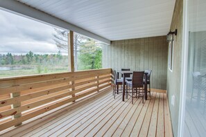 Outdoor dining - The 4th Overlook Seeps 4, In-between Crystal Mountain and Traverse City! WI-FI  (Interlochen)