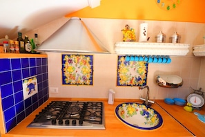 Frigorifero, microonde, forno, piano cottura