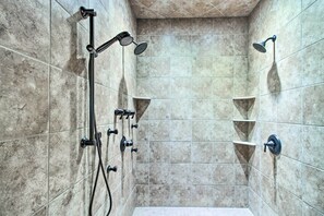 Amenidades de baño gratuitas, secadora de cabello, toallas 